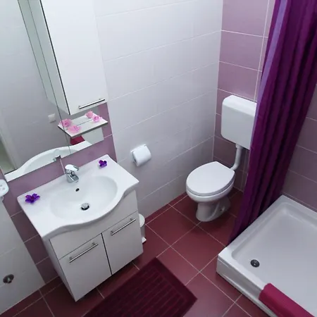 Renato Apartman *