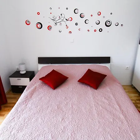 Renato Apartman *